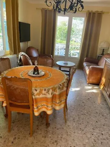 La Maison-es-maisons. *