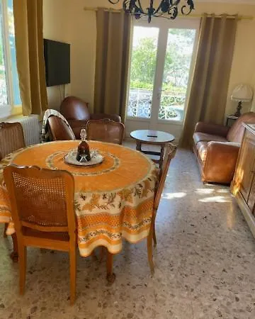 La Maison-es-maisons. *